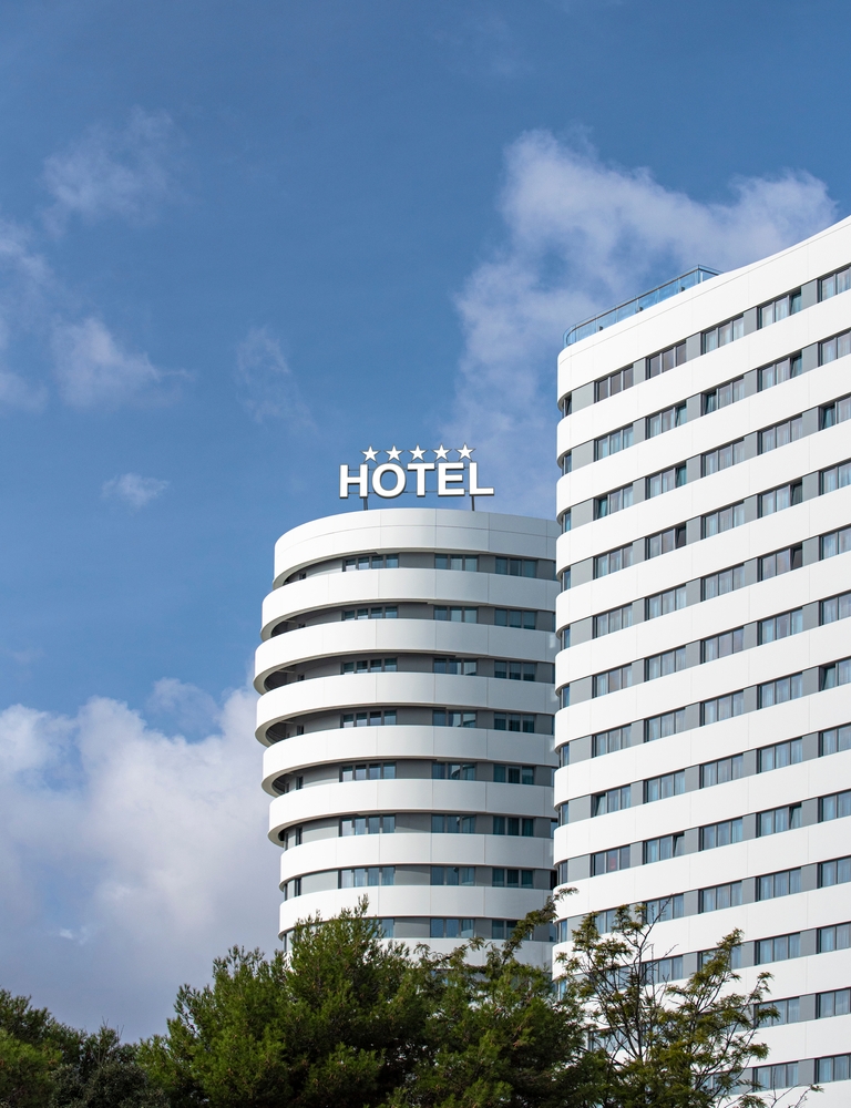Advisory in negotiations over a delayed renovation of a four-star hotel under a global brand